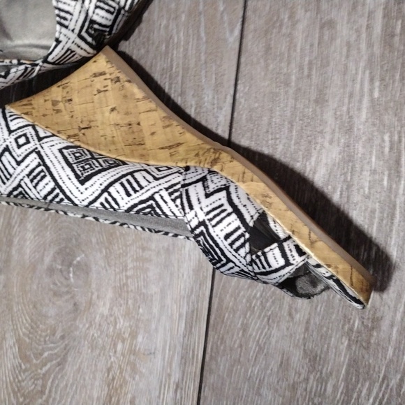 Life Stride black and white fabric open toe wedges. Size 7.5 - Picture 5 of 9